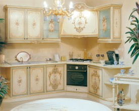 кухня в стиле людовика 16 го с роспиьсю на фасадах кремового цвета и резными табло, создаст уют и гостеприимную атмосферу на вашей кухне